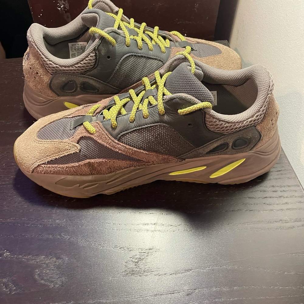 Size 10.5 - Yeezy 700 v2 Muave